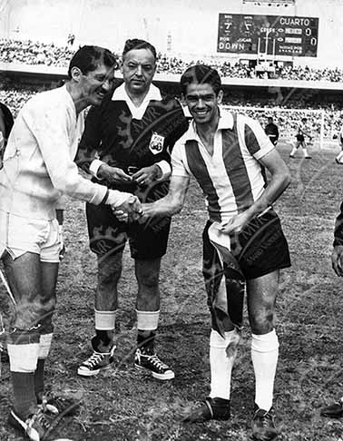 c.a. 1962 - Antonio La Tota Carbajal, dándole la mano al equipo contrario